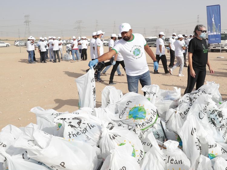You are currently viewing Community volunteers take part in cleaning up waste across Dubai’s public places
