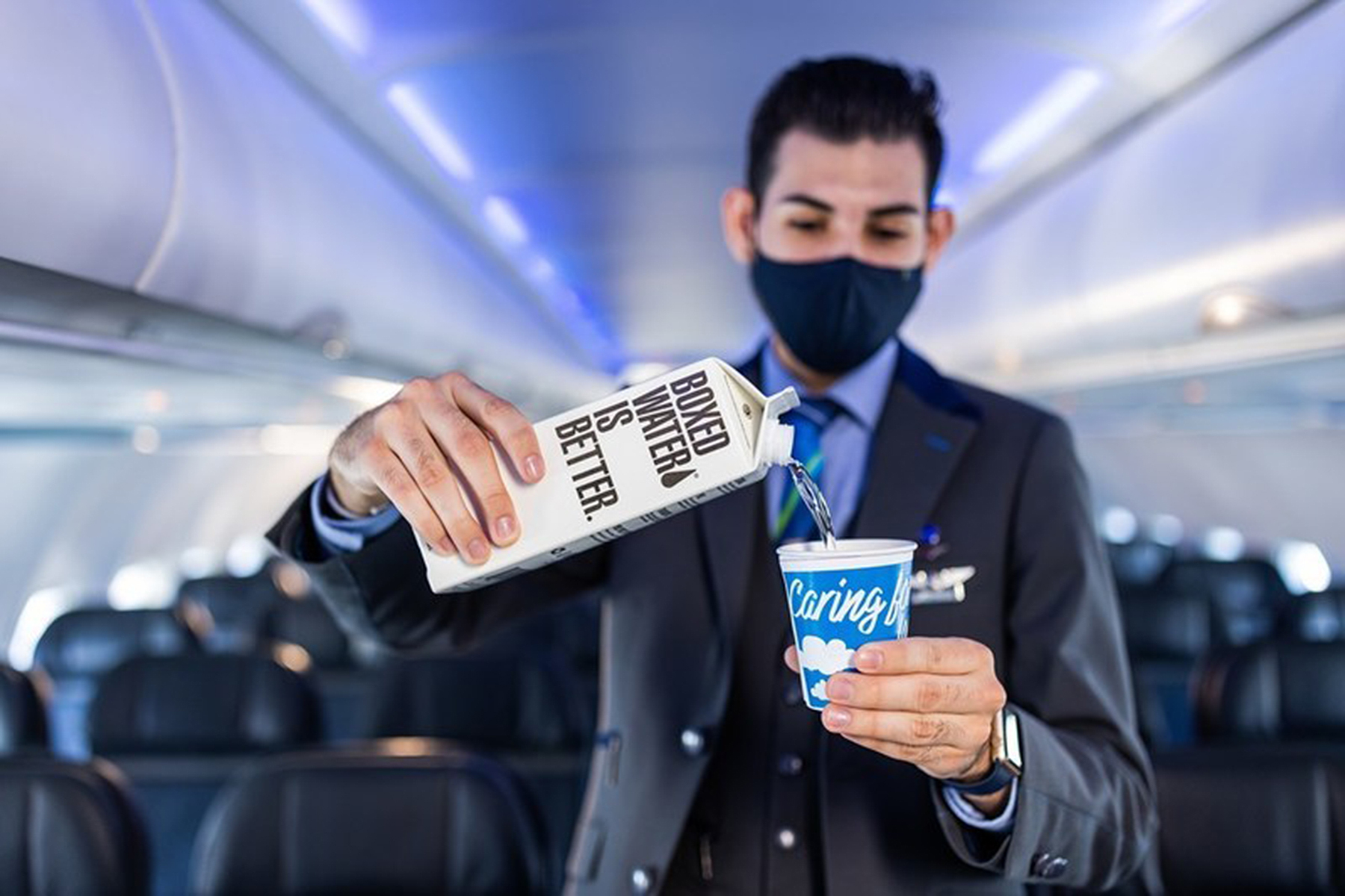 You are currently viewing Alaska Airlines joins trend to ban plastic water bottles on flights